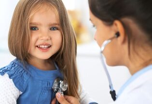 A physician uses a stethoscope to listen to the heart of a preschool-aged girl.